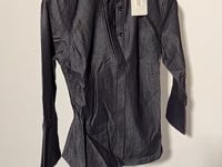 [583]G    EMPTY PAGE denim-colored summer lightweight mid-sleeve slim-fit shirt, blue, slightly stretchy, flattering, front-long back-short design